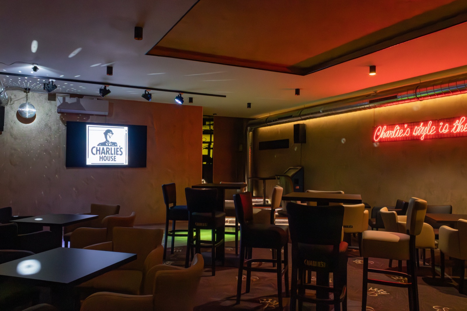 Charlie's Lounge — posezení a TV s logem
