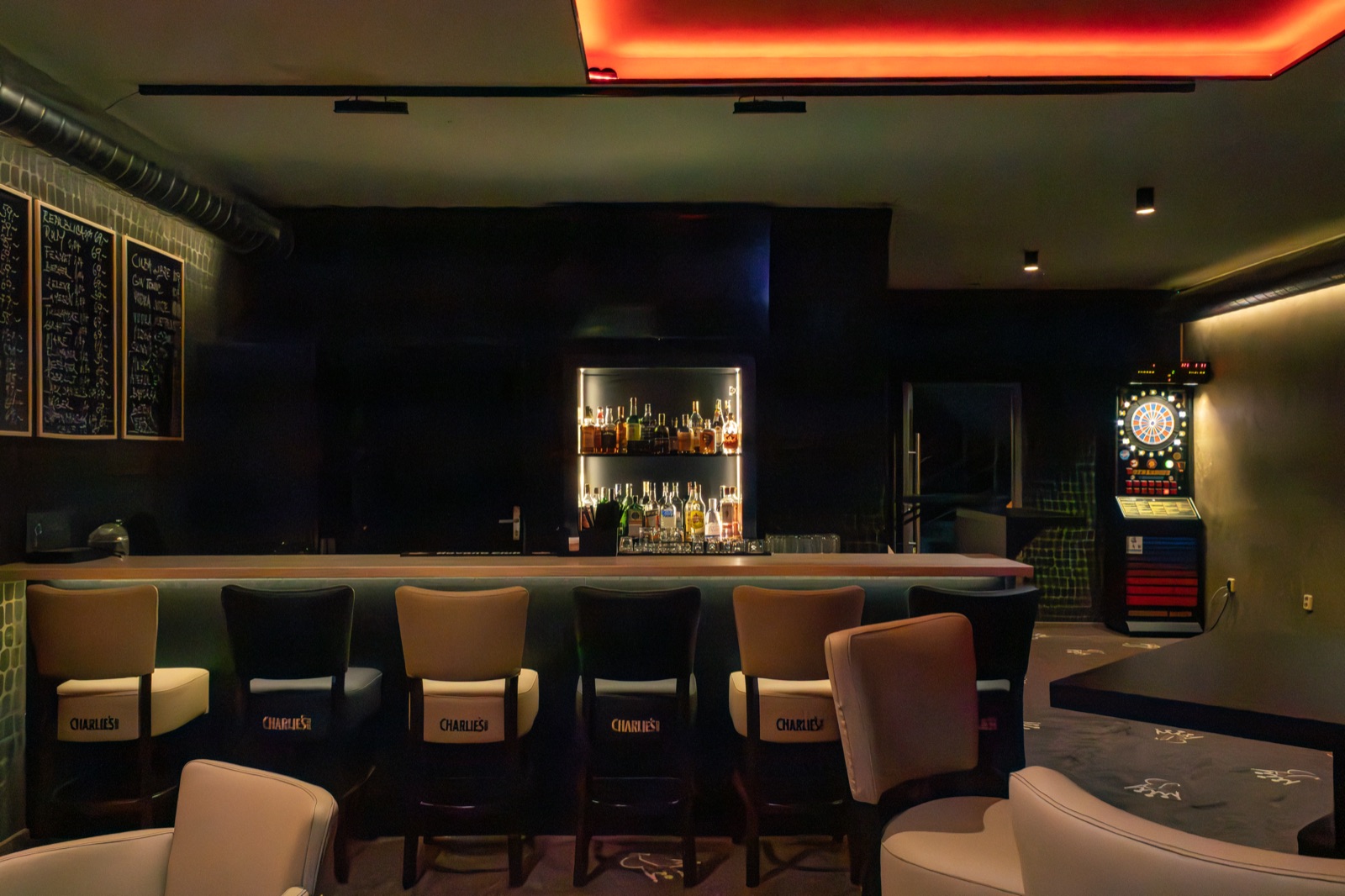Charlie's Lounge — bar